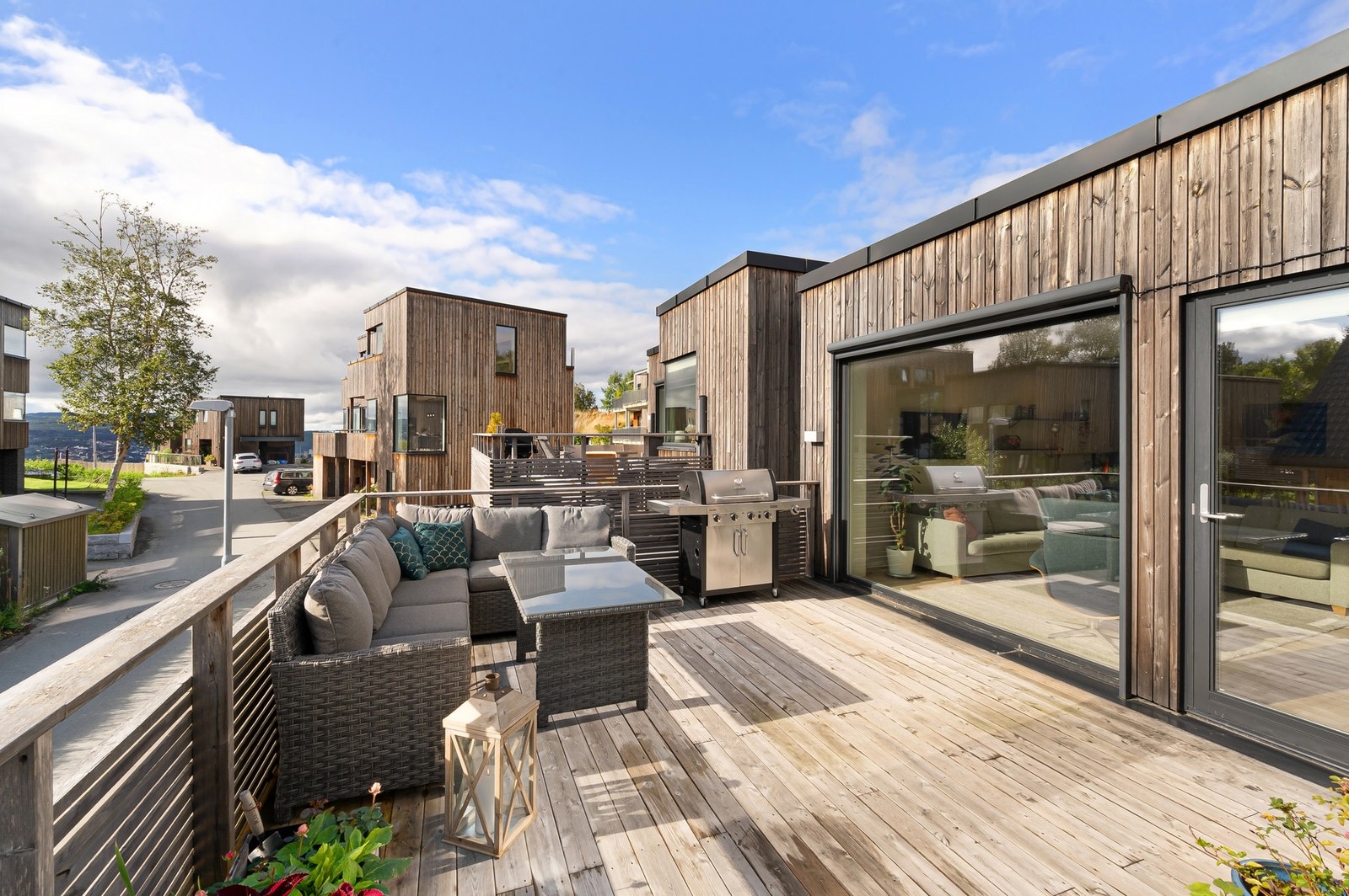 EiendomsMegler 1 ved Markus Tangvik har gleden av å presentere en moderne enebolig i et attraktivt og familievennlig område på Lohove. Foto: Krokstad&Nervik. Galleribilde