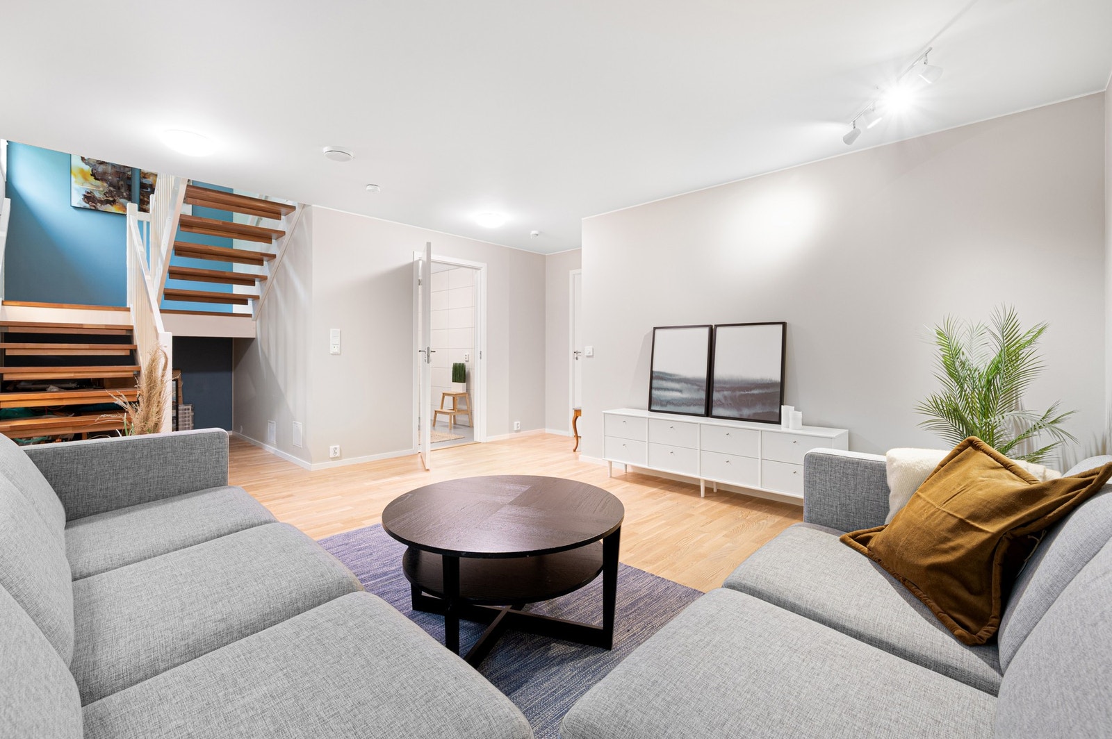 Romslig kjellerstue med god plass til sofagruppe og underholdningsløsninger. Galleribilde