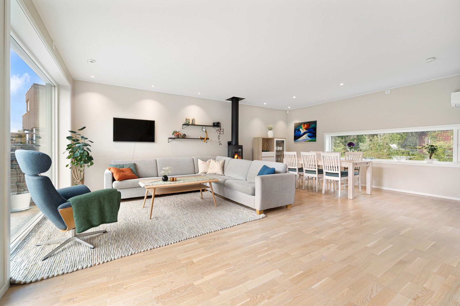 Åpen planløsning som skaper en naturlig flyt mellom stue, spisestue og kjøkken. Galleribilde