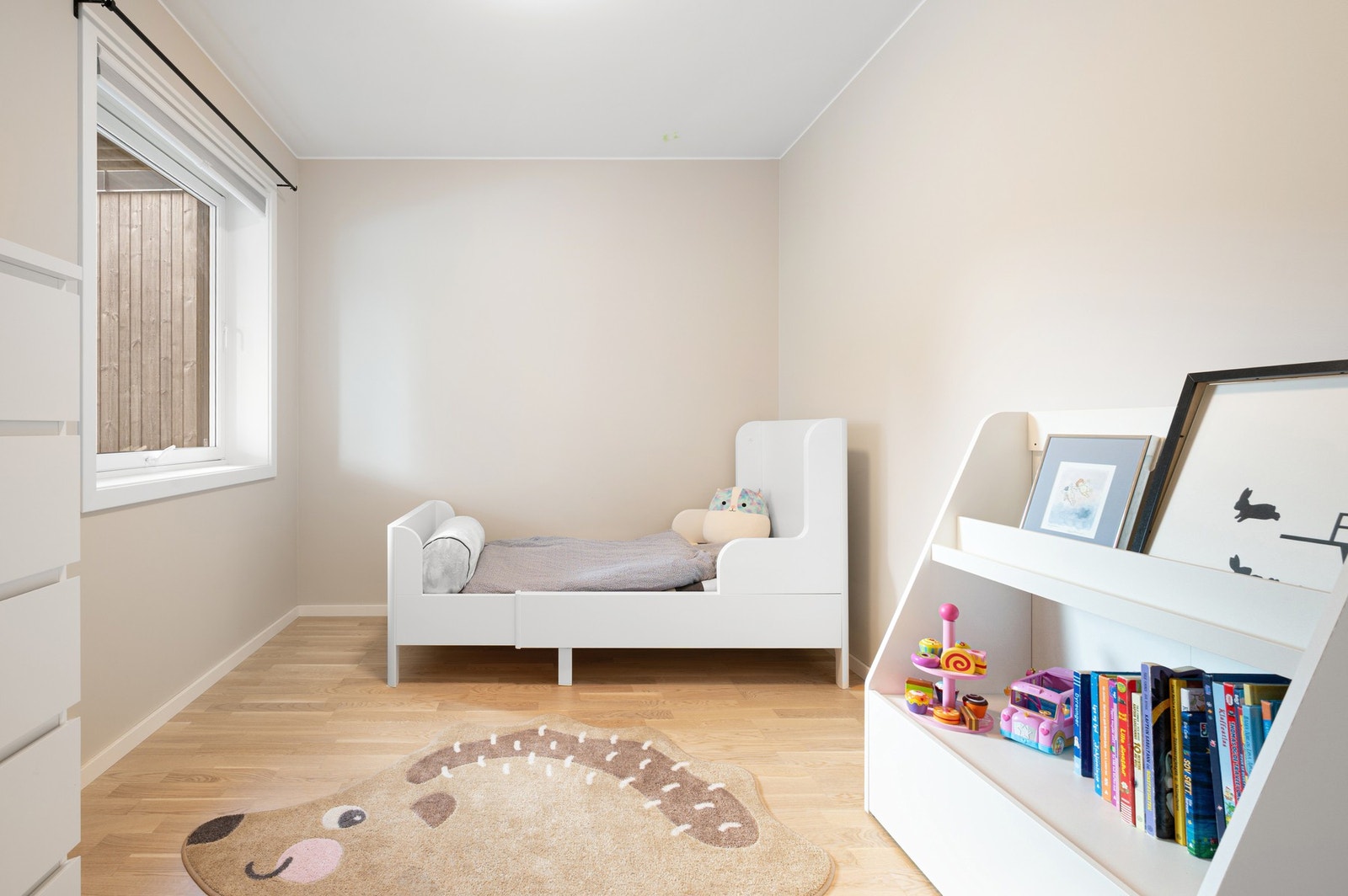 Pent soverom med nøytrale farger og gode innredningsmuligheter. Galleribilde