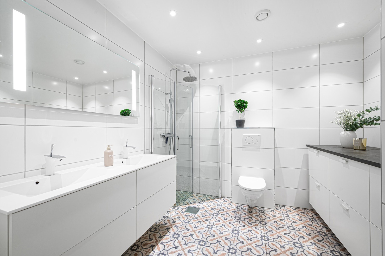 Lekkert bad med lyse flater. Modul til høyre er flyttbar med klargjort vannuttak og sluk til badekar. Galleribilde