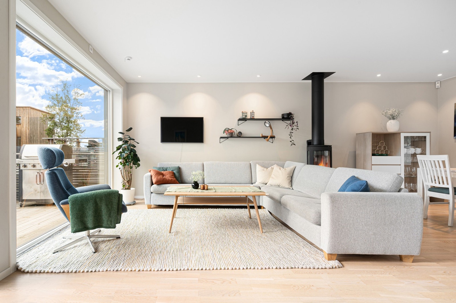 På stuen har man peisovn som gir både varme og hyggelig atmosfære. Galleribilde