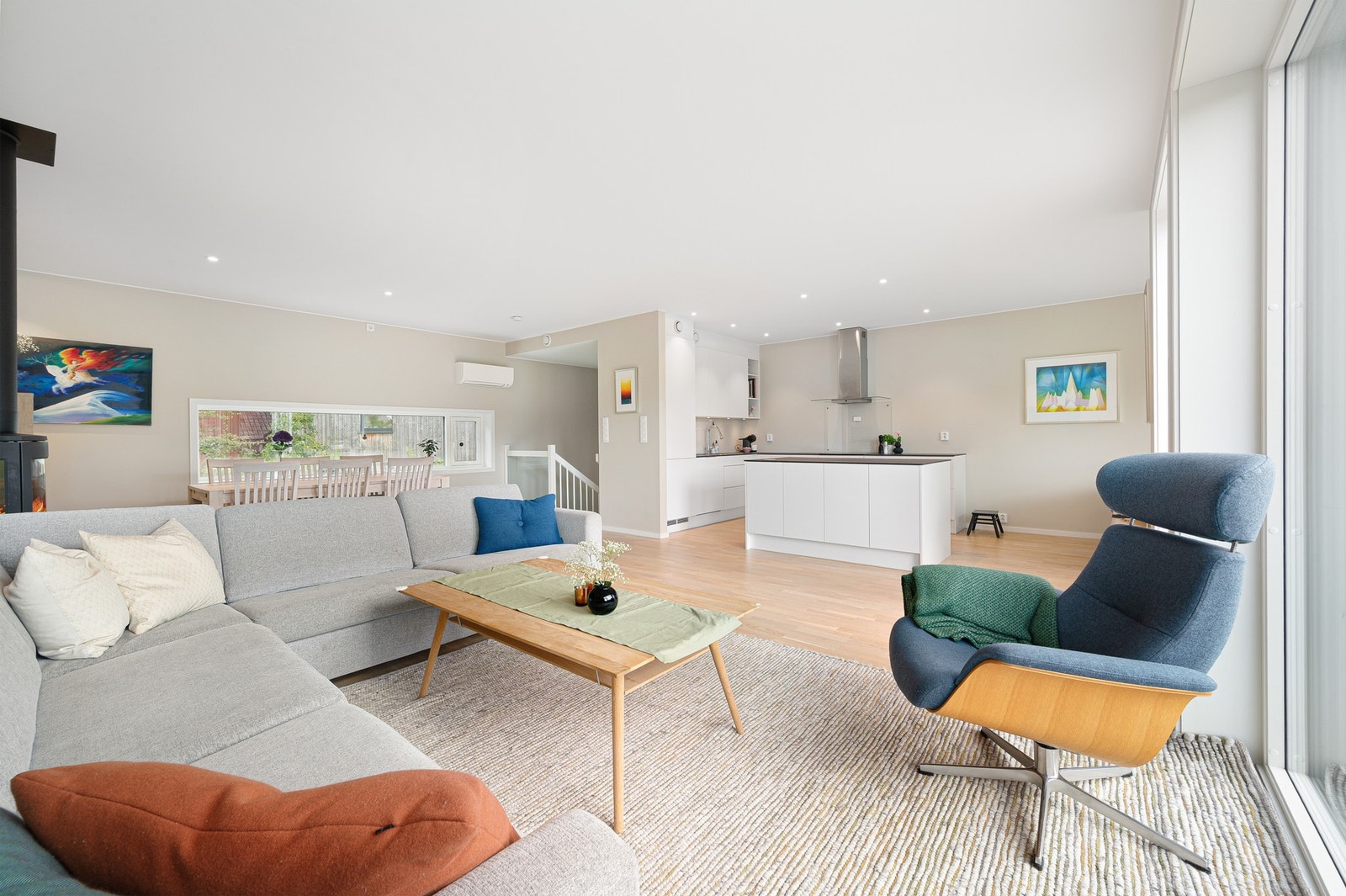 Kombinasjonen av åpen planløsning, moderne kjøkken og direkte tilgang til balkongen gjør dette til et sosialt og innbydende oppholdsrom. Galleribilde