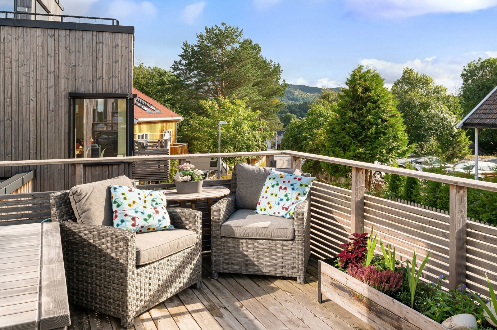 Morgensol fra kl 09. Balkongen blir en naturlig forlengelse av stuen på varme sommerdager. Galleribilde