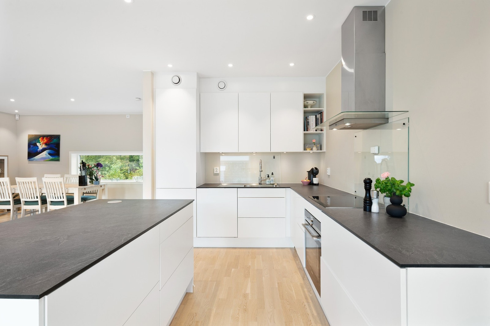 Den åpne planløsningen gjør dette til et naturlig samlingspunkt i hjemmet. Galleribilde