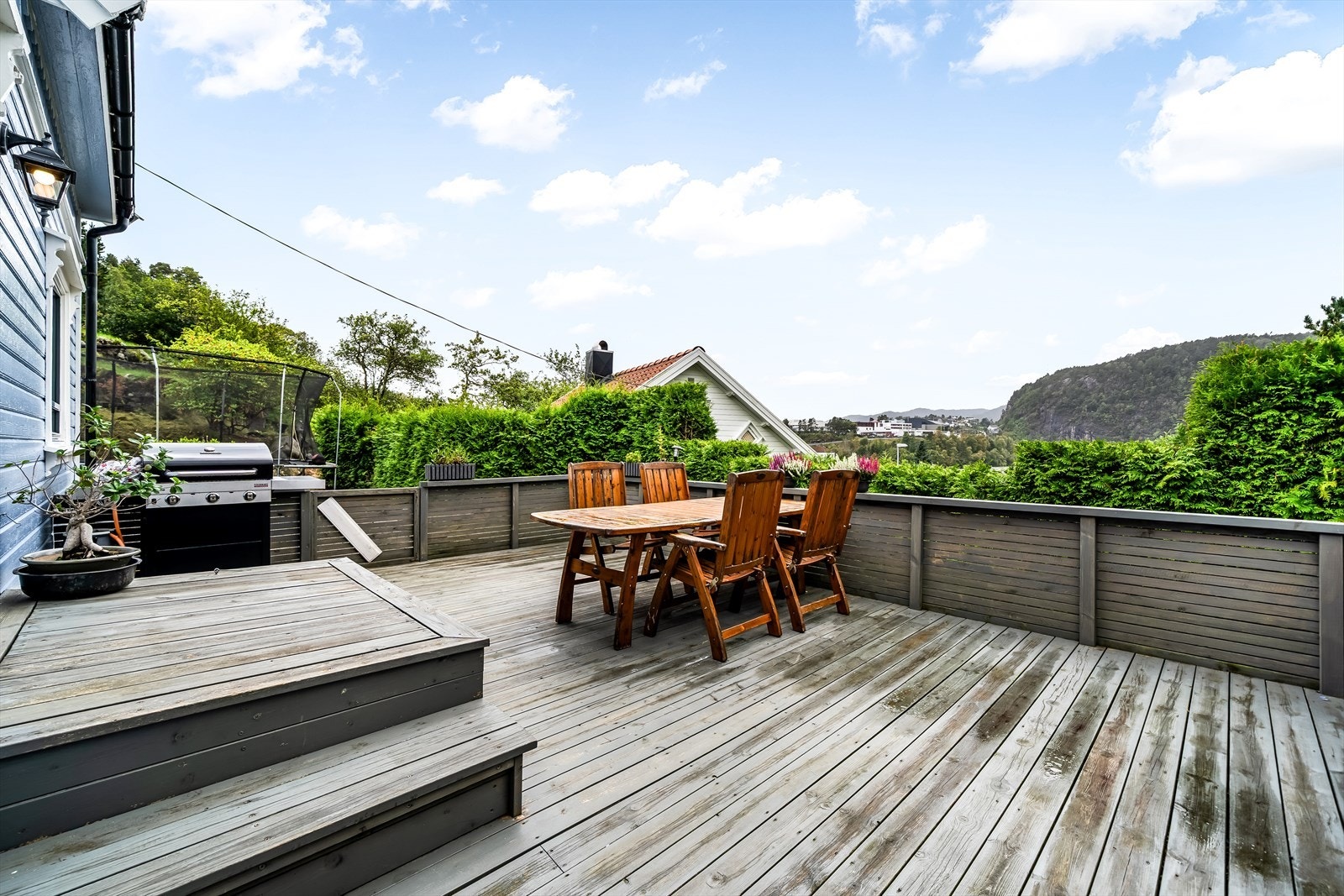 Solrik terrasse med flott utsikt og lite innsyn. Galleribilde