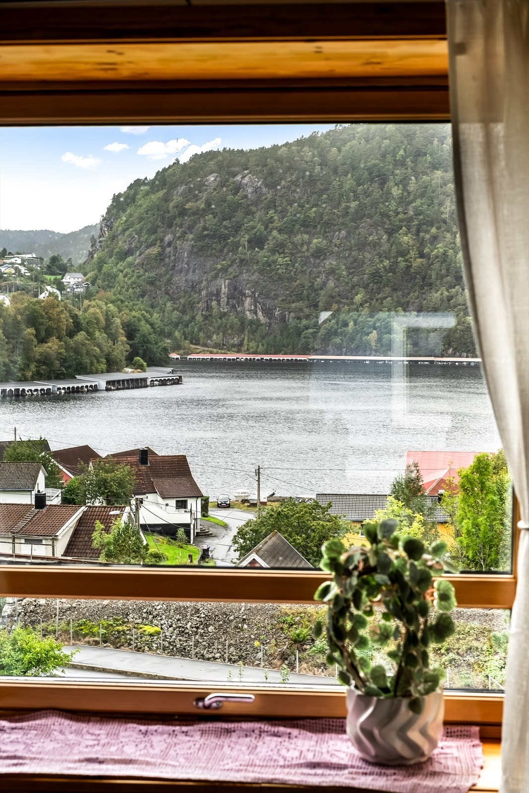 Flott utsikt over fjorden. Galleribilde
