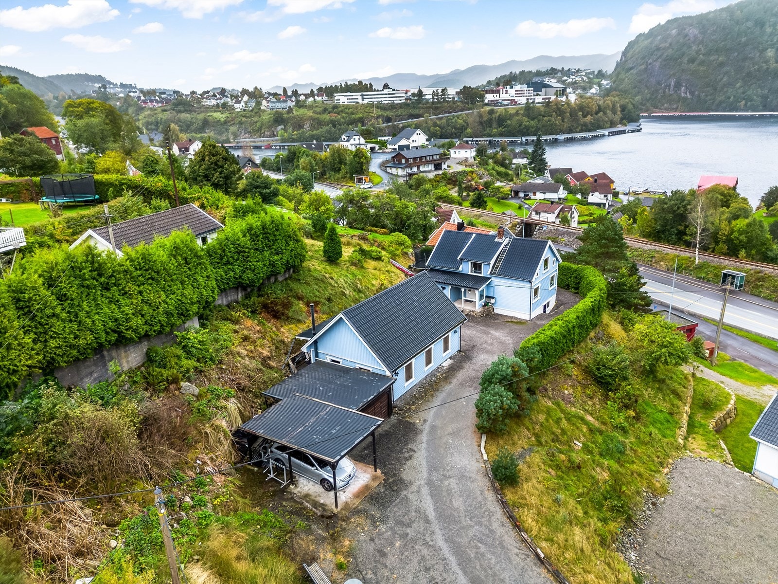 Stor romslig enebolig med garasje og carport, samt store uteområder Galleribilde