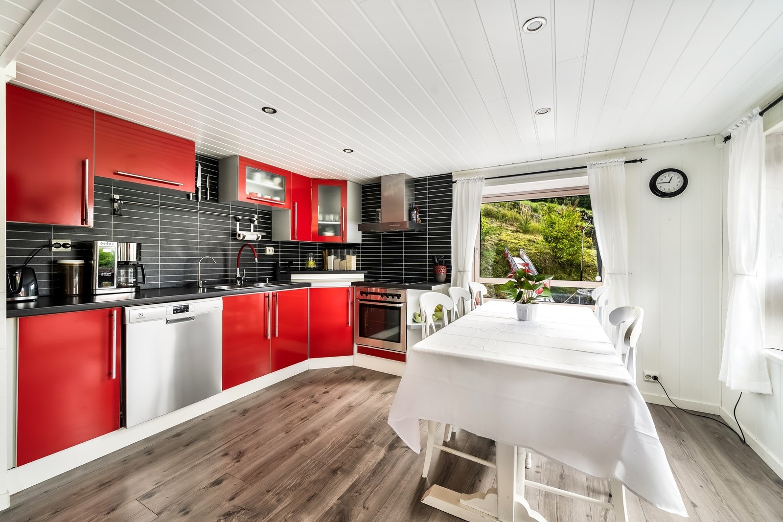 Romslig og nyere kjøkken med moderne kontrastfarger. Galleribilde