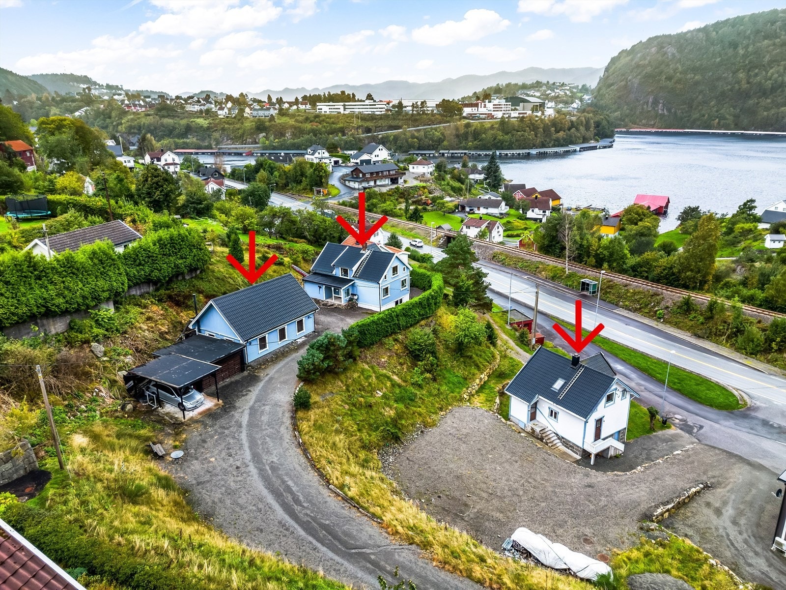 Vi har gleden av å presentere denne spennende eiendommen på Drangeid bestående av 2 eneboliger! Husk visningspåmelding! Galleribilde