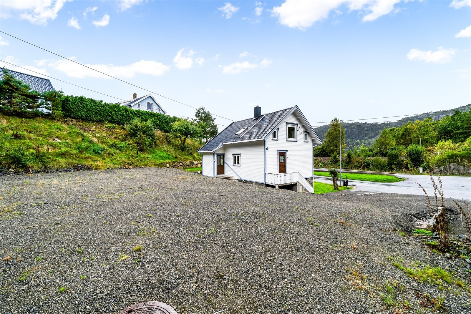 Stor plass bak boligen til parkering, eller muligheter for tilbygg (?). Galleribilde