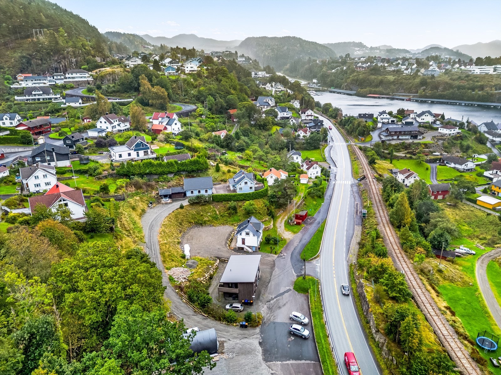 Stor eiendom med mye muligheter. Totalt nesten 4 dekar tomt. Galleribilde