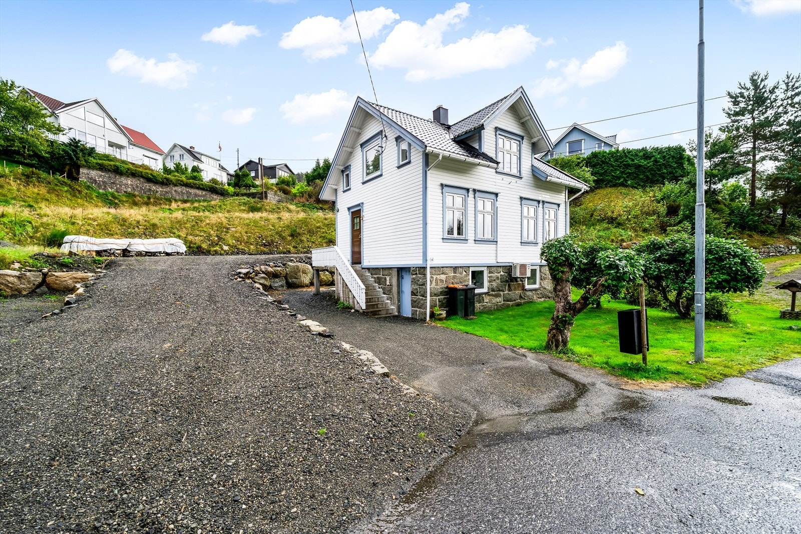 Enebolig (Drangeid 40) med store uteområder, hage og flott beplantning. Galleribilde