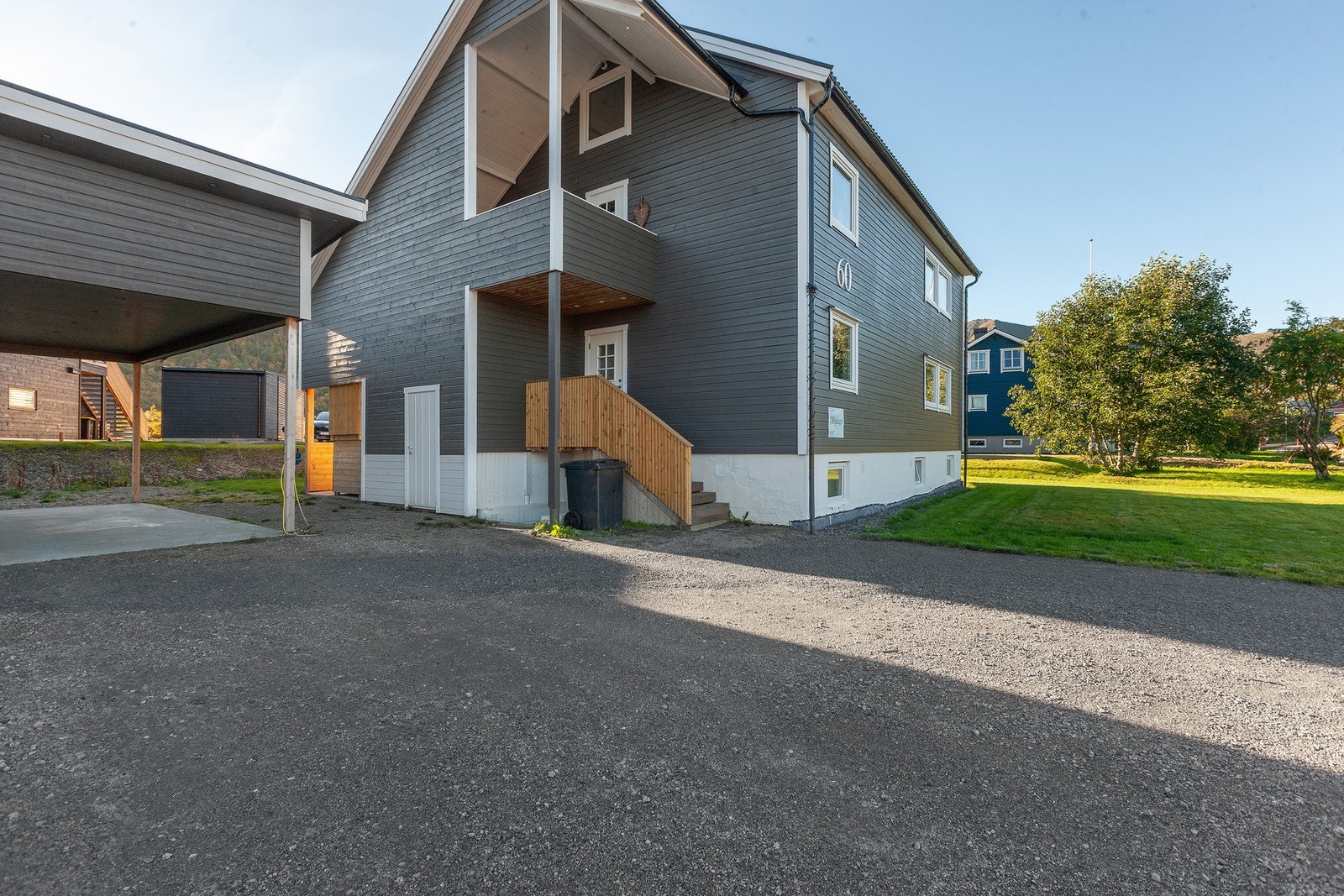 Parkering under tak like ved inngangsparti. Galleribilde