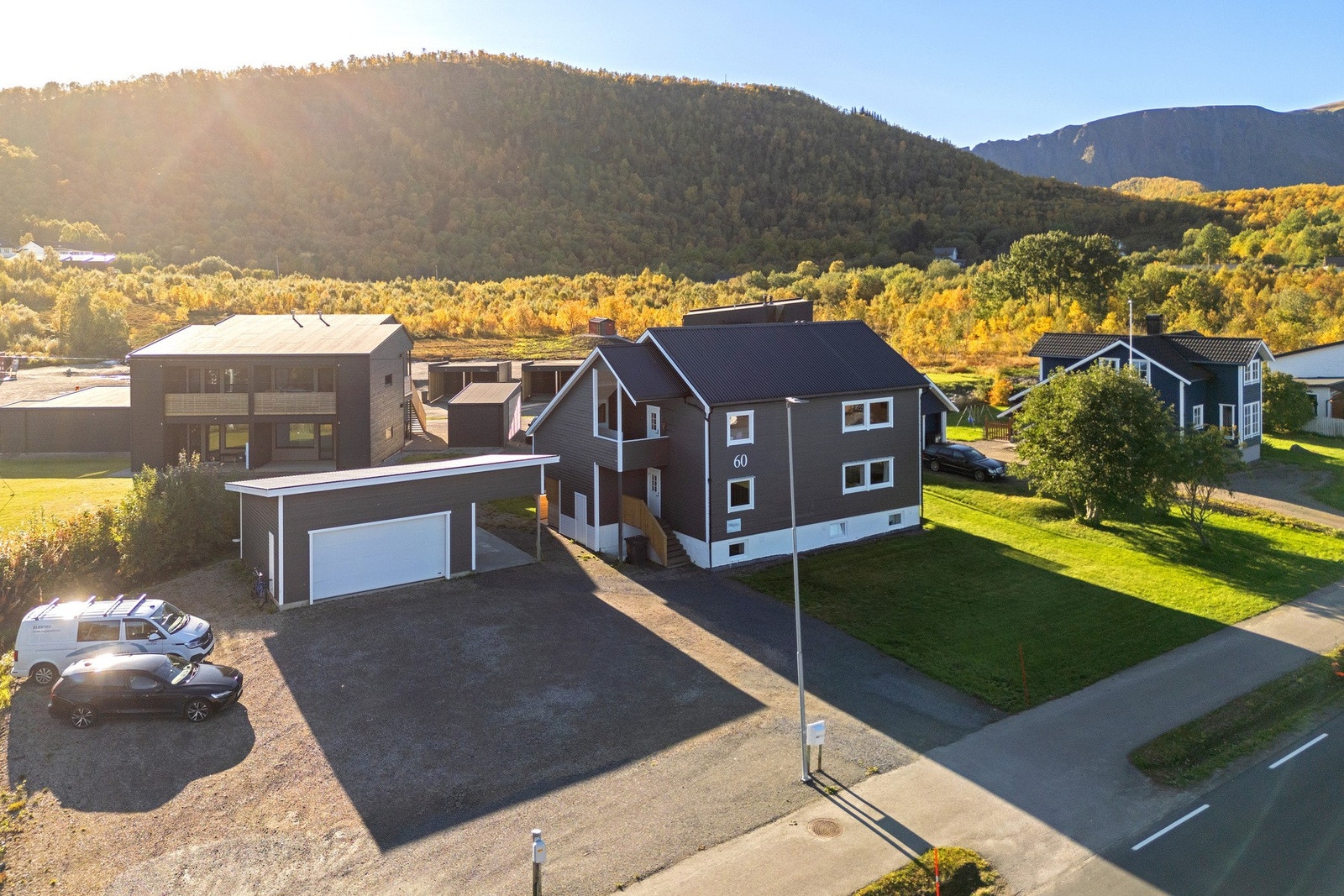 Renovert hel tomannsbolig beliggende like vest for Stokmarknes sentrum. Galleribilde