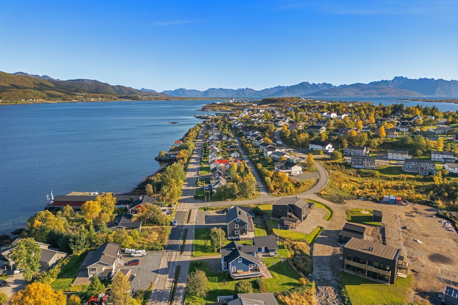 Eiendommen er sentralt beliggende, ca 1 km vest for Stokmarknes sentrum. Galleribilde
