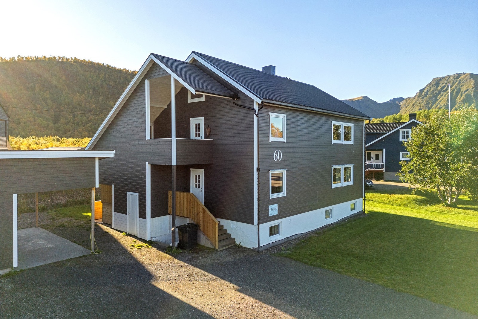 Pent opparbeidet gårdsplass. Galleribilde