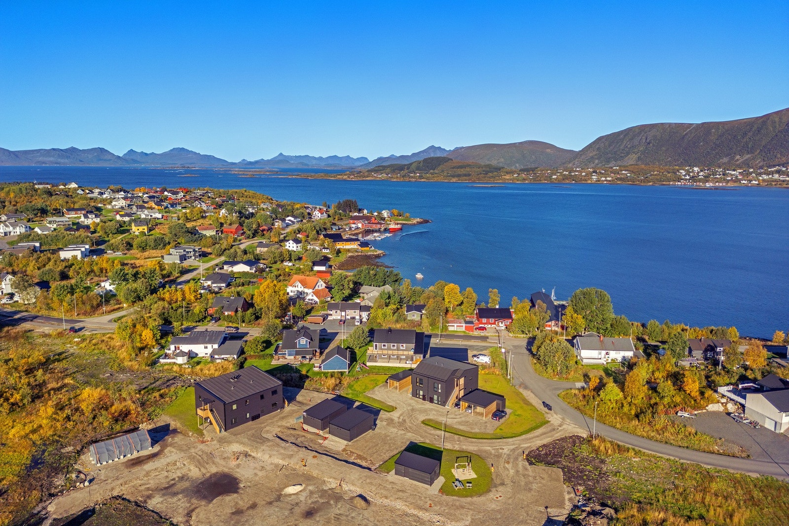Fra eiendommen er det kort vei til skole, barnehage og butikker. Galleribilde