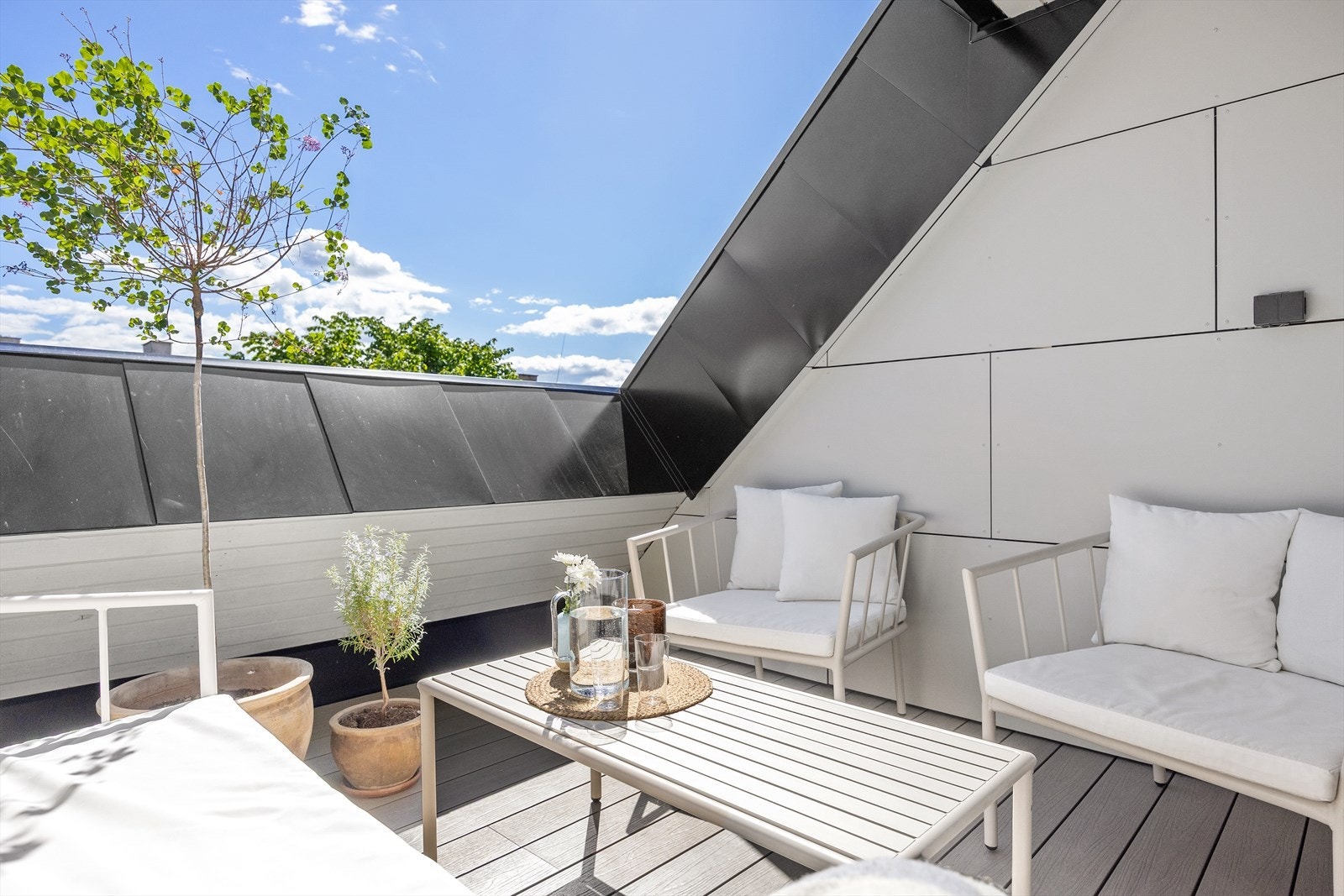 Herfra er det utgang til en sydvestvendt terrasse på ca. 8 m² med svært gode solforhold fra morgen til kveld. Galleribilde