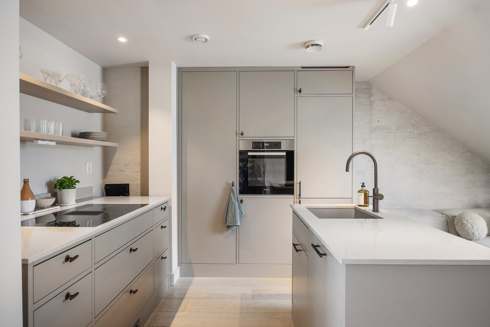 Innredningen inkluderer kjøkkenøy, samt høy- og underskap for optimal oppbevaring. Galleribilde