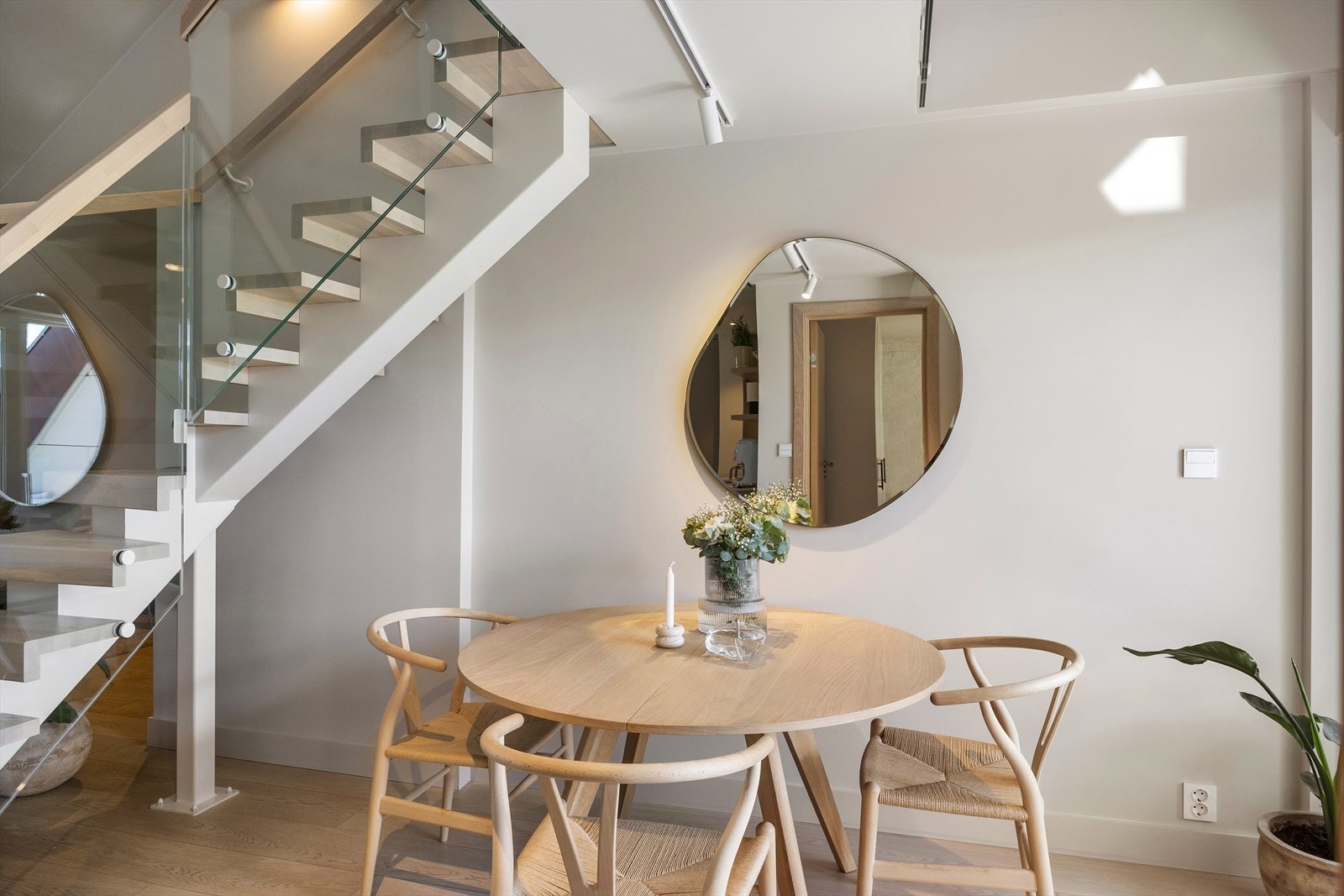 Boligen er utstyrt med gulvvarme (varmefolie) i stue og kjøkken, og har Futurehome smarthussystem med Simon 100 IO-brytere og kontakter for økt komfort og funksjonalitet. Galleribilde