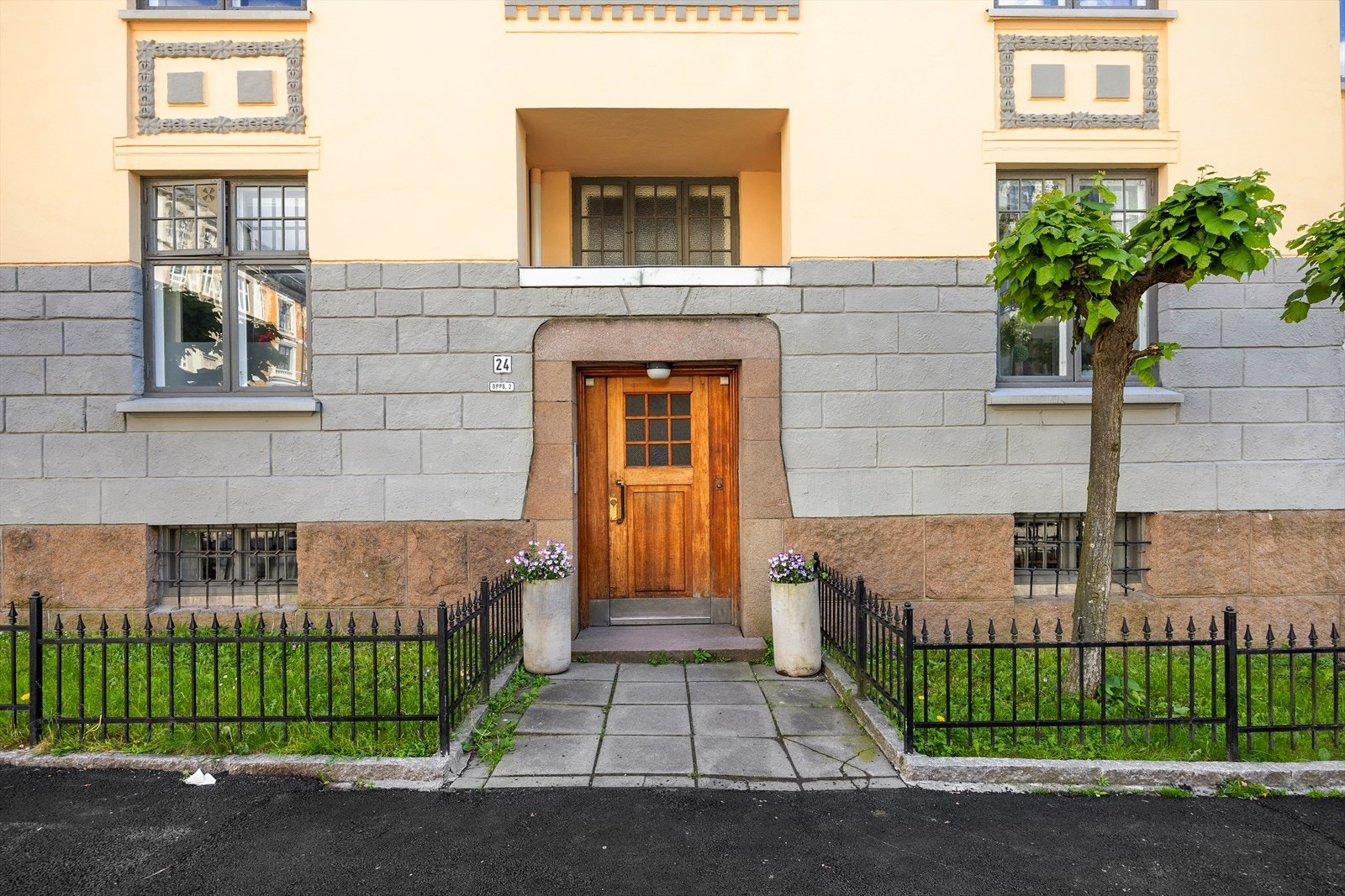 Bygård med totalrehabilitert fasade, nytt tak, nye inngangsdører, rørfornying og oppusset trappeløp. Galleribilde