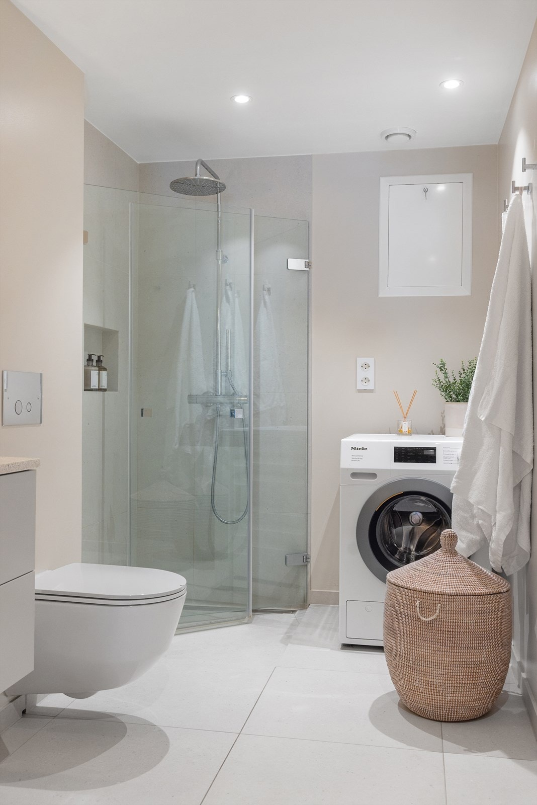 Rommet er innredet med servantskap med nedfelt servant, vegghengt toalett med innebygd sisterne, samt dusjsone med innfelte dusjdører i herdet glass. Galleribilde