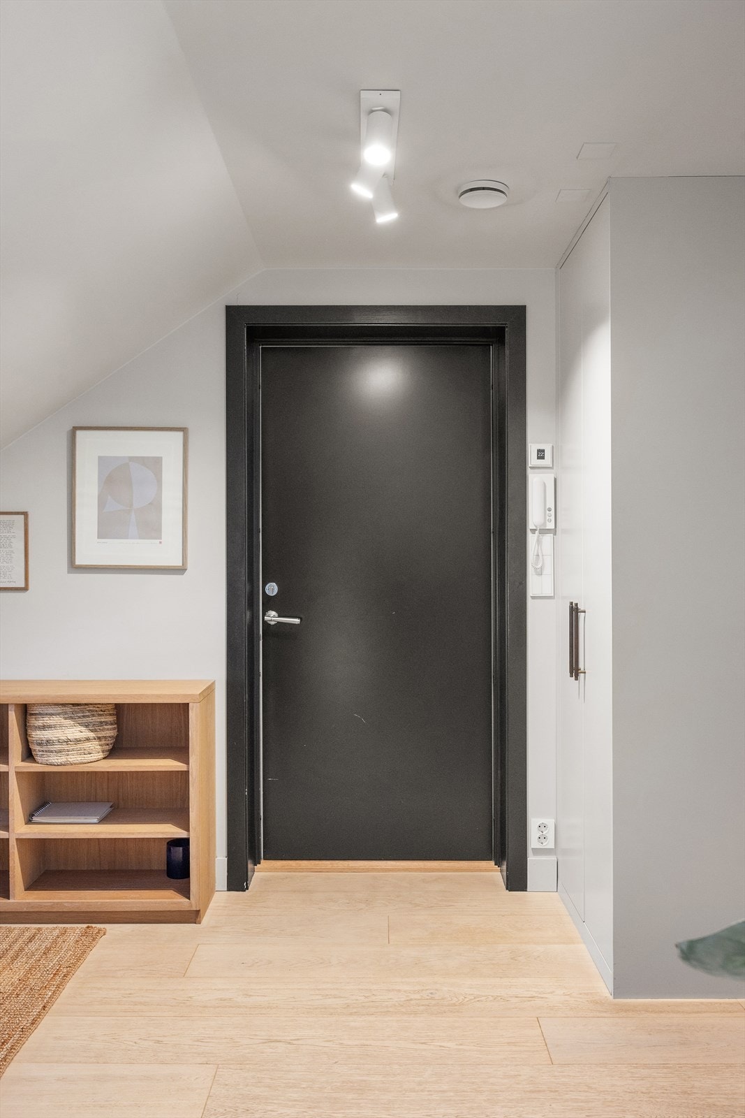 Oppført i 2022 av Ansnes Entreprenør AS - en utbygger kjent for solid håndverk og kvalitet. Det er snekkerbygd skap i entré. Galleribilde