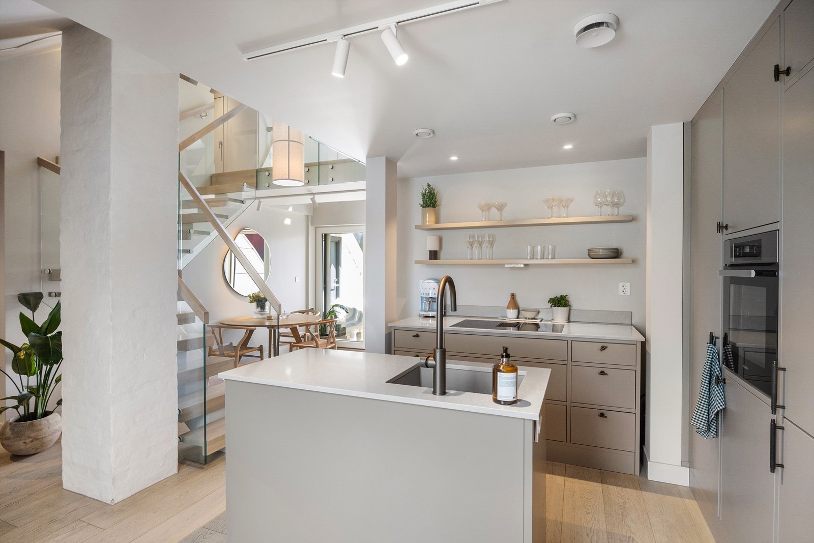 Velkommen til Gimleveien 24B - en eksklusiv loftsleilighet med gjennomgående høy standard og svært attraktive kvaliteter. Galleribilde