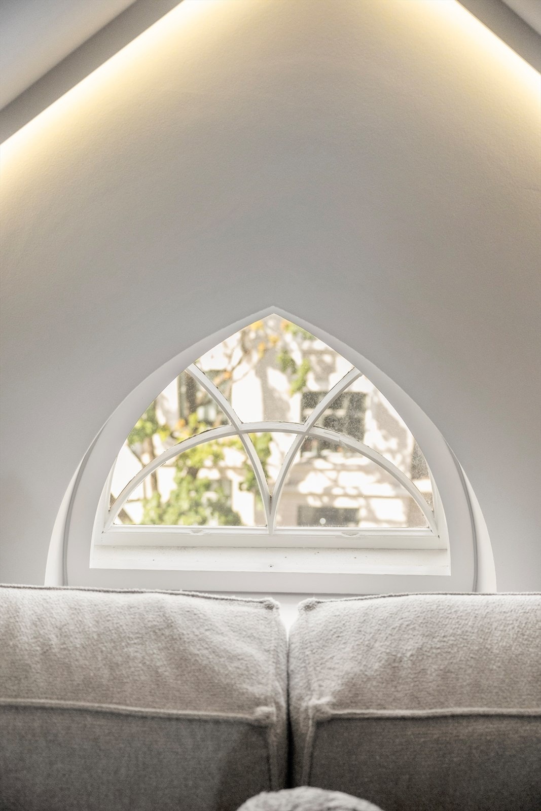 Stuen preges av et sjarmerende vindu som tilfører leiligheten et unikt særpreg. Galleribilde