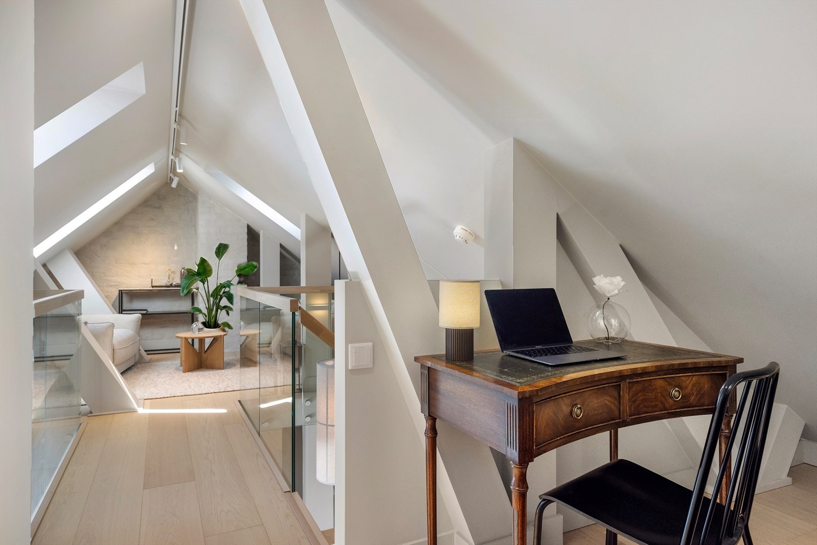 På hemsen har du også mulighet til å innrede en egen, skjermet kontorsone eller en sovealkove. Galleribilde