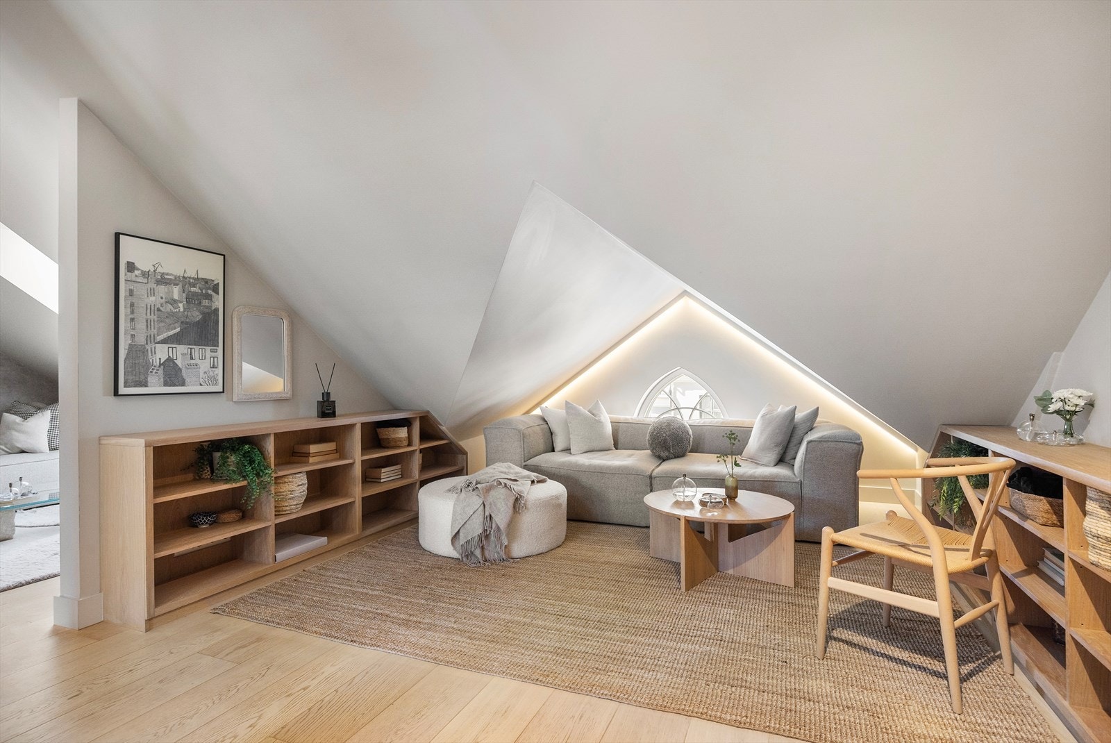 Leiligheten er gjennomtenkt utformet med tydelig definerte soner som skaper funksjonelle samlingssteder for ulike behov. Galleribilde