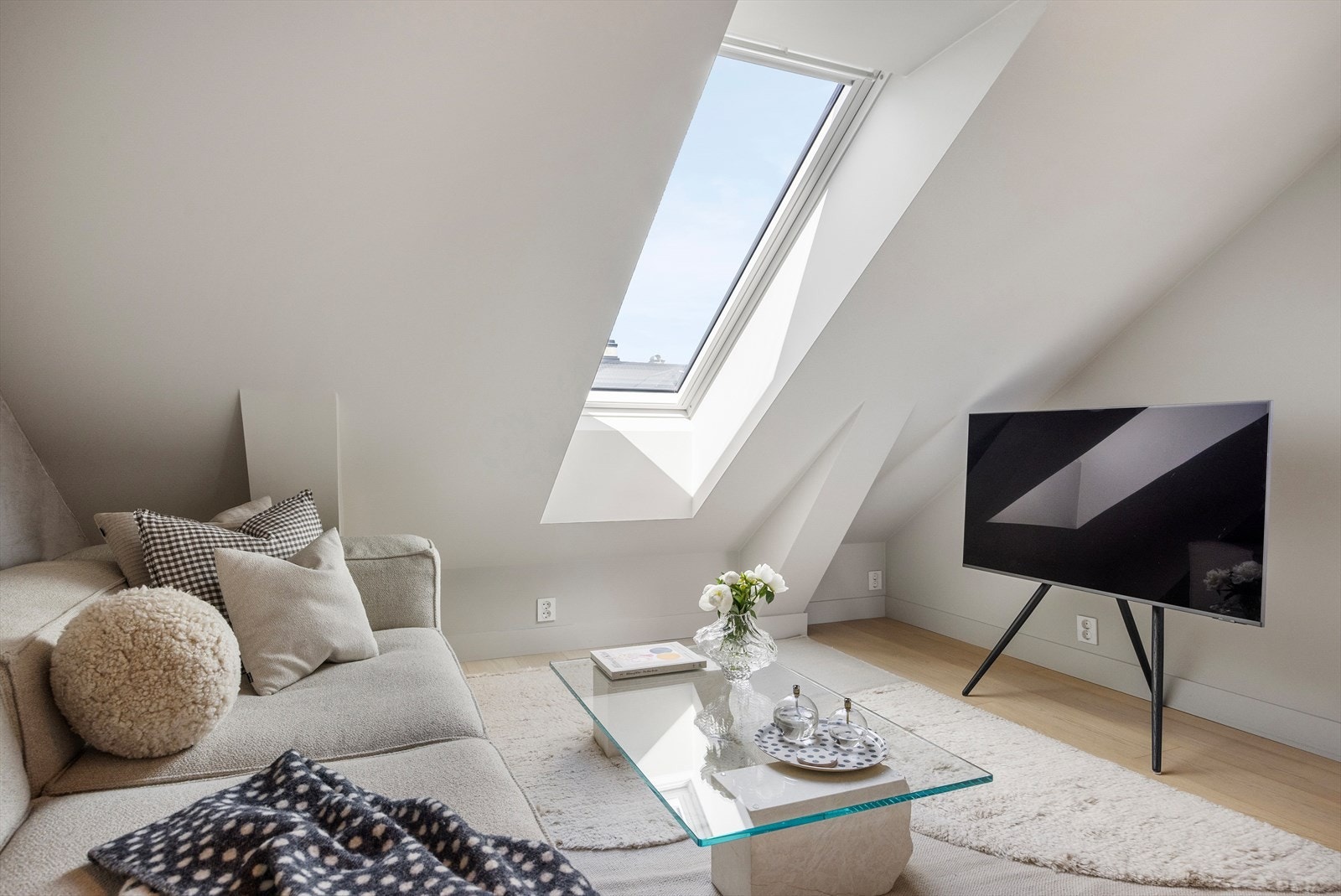 Leiligheten har bredbånd fra HomeNet og TV-tjenester via RiksTV - begge deler er inkludert i felleskostnadene. Galleribilde