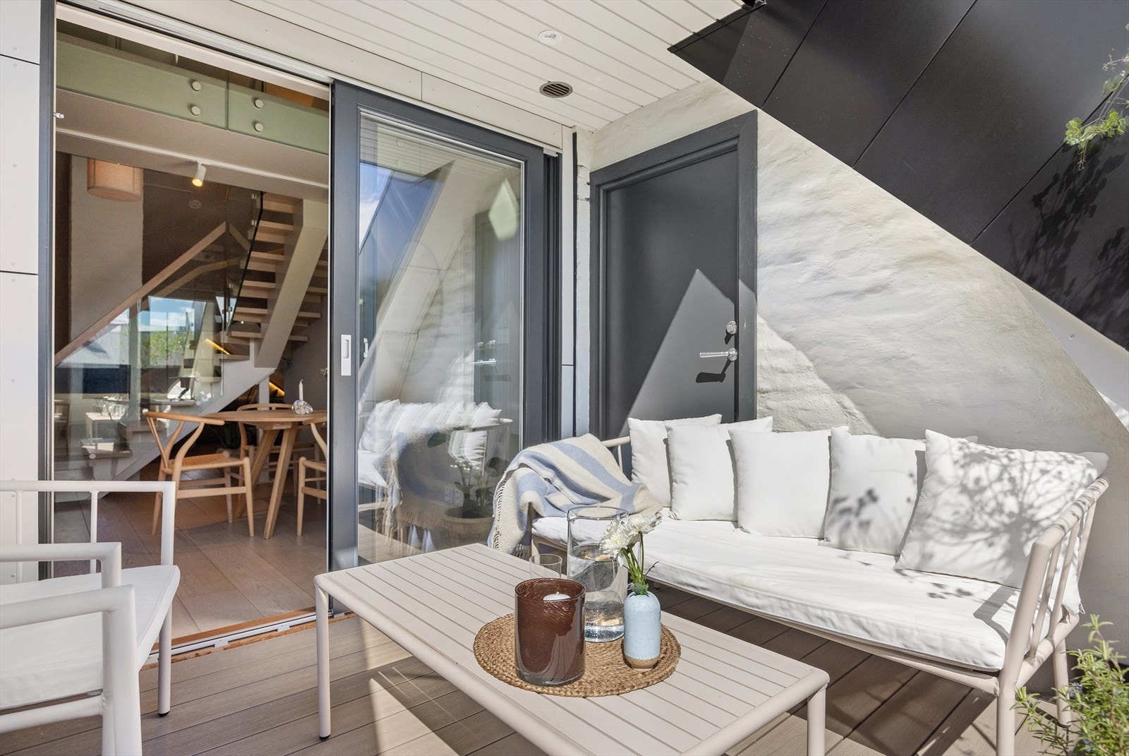 I sommerhalvåret fungerer terrassen som en naturlig forlengelse av boligen - et perfekt sted for avslapning, grilling og samvær med familie og venner. Det er enkelt å skape en lun og innbydende uteplass med utemøbler, grønne planter og en gassgrill. Galleribilde