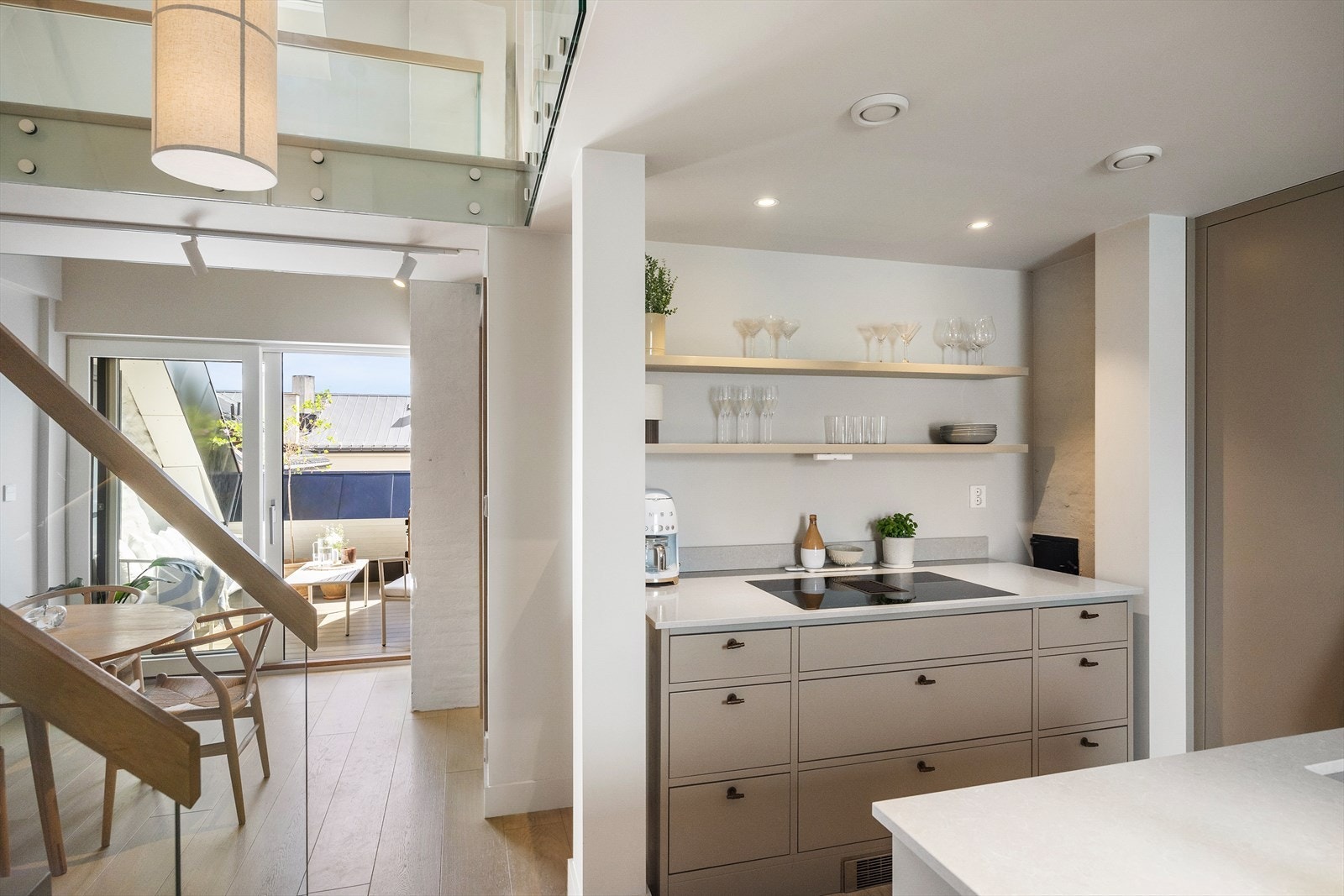 Gulvet er belagt med stilren Pergo Svalbard Frost Oak parkett, og veggene er malt i moderne og harmoniske fargetoner - et innbydende utgangspunkt for å sette ditt eget preg på interiøret. Galleribilde