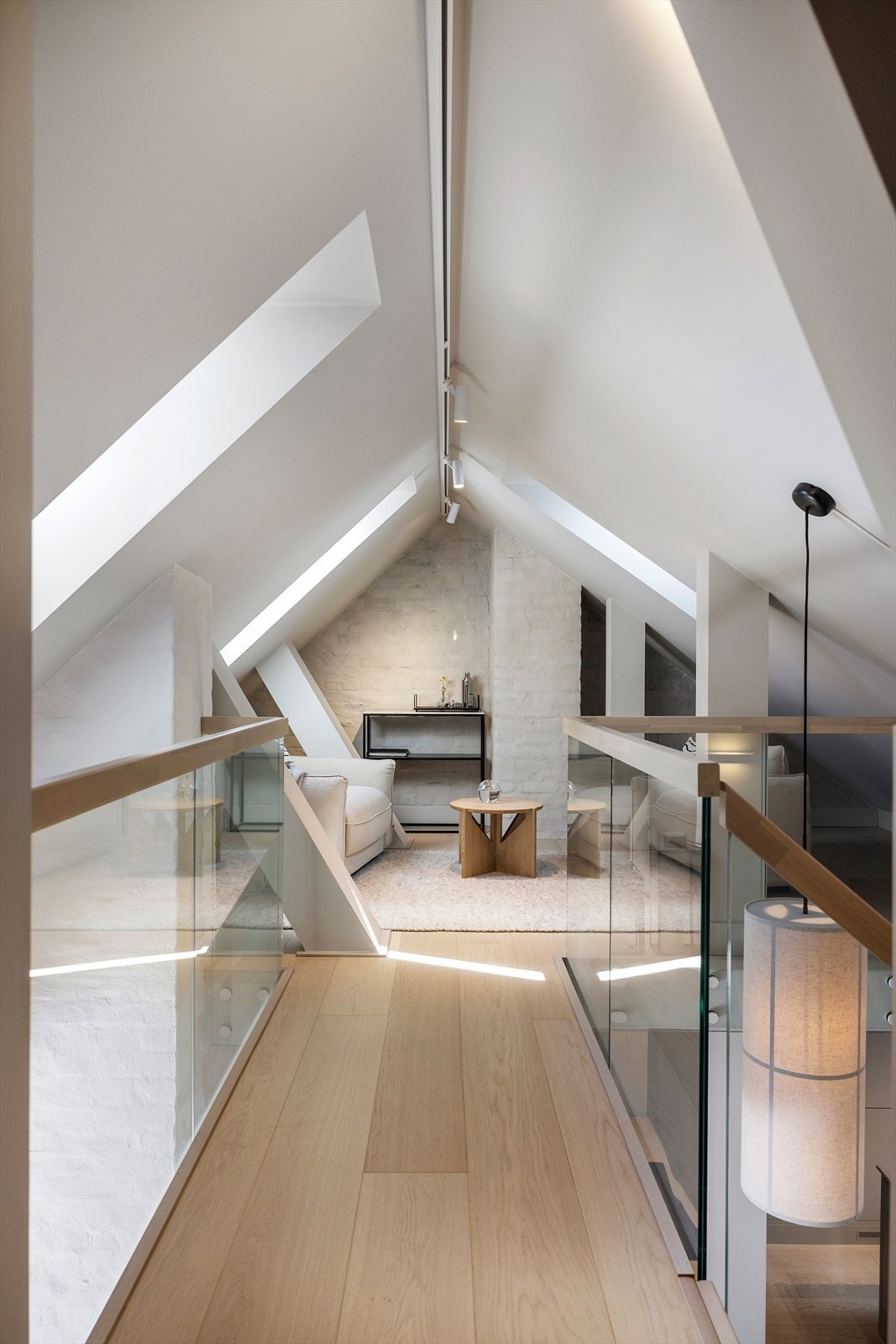 På loftet finnes en praktisk hems som kan benyttes som ekstra soveplass, oppbevaring eller et fleksibelt bruksrom etter behov. Galleribilde