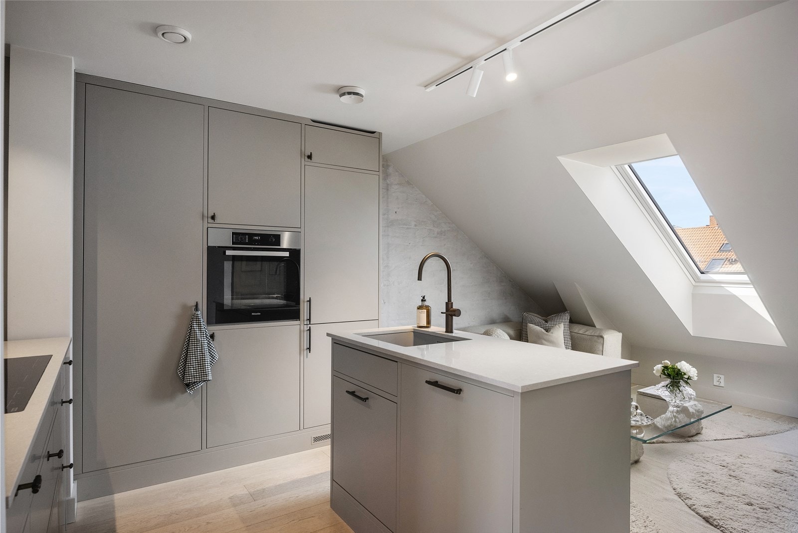 Hvitevarene er integrert og består av induksjonsplatetopp, stekeovn, oppvaskmaskin, kjøleskap og fryser. Galleribilde