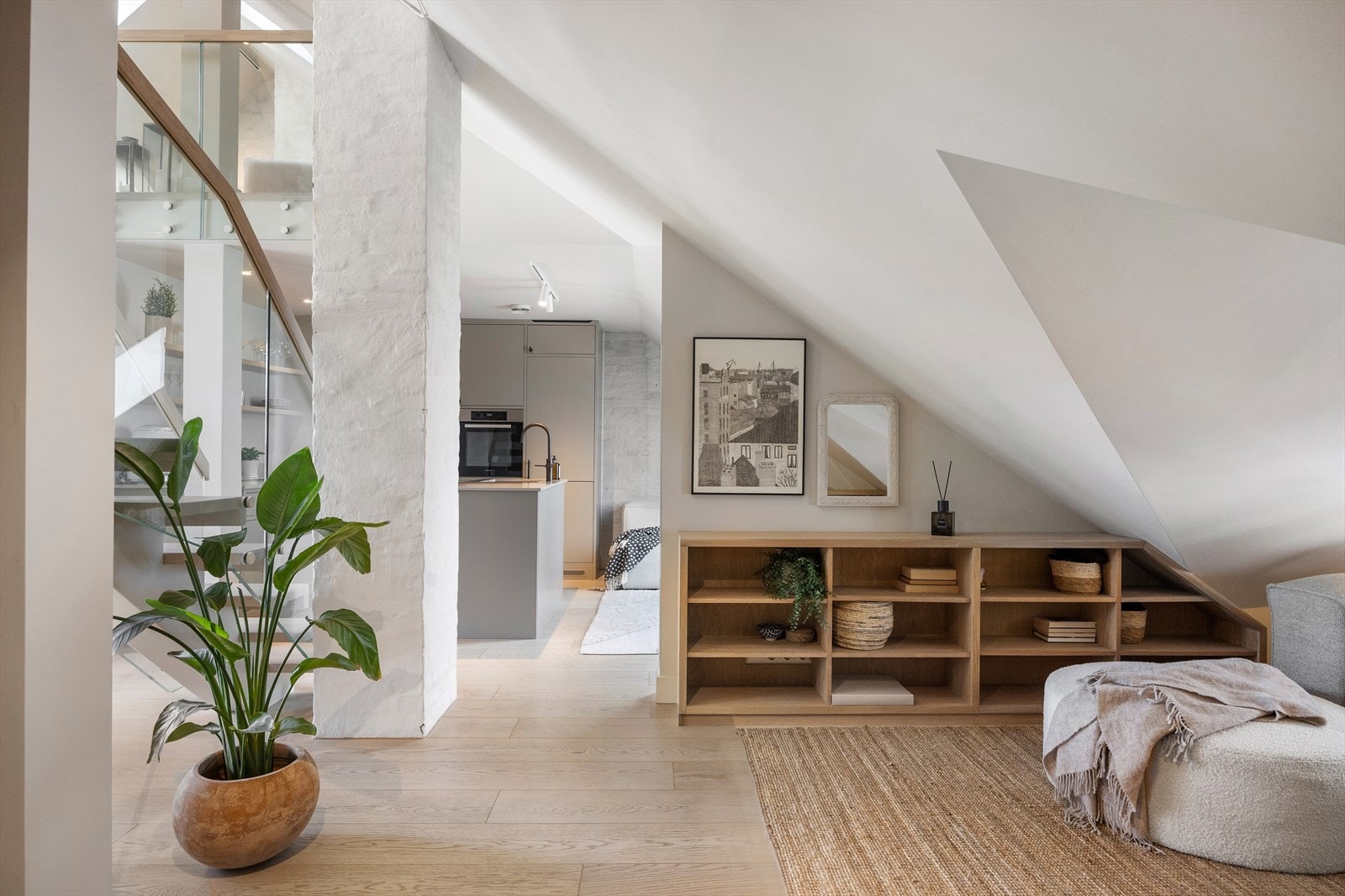 Rommene preges av høy takhøyde, dekorative detaljer og snekkerbygde hyller, der kvalitet og utførelse bærer preg av stor omtanke - ingenting er overlatt til tilfeldighetene. Galleribilde