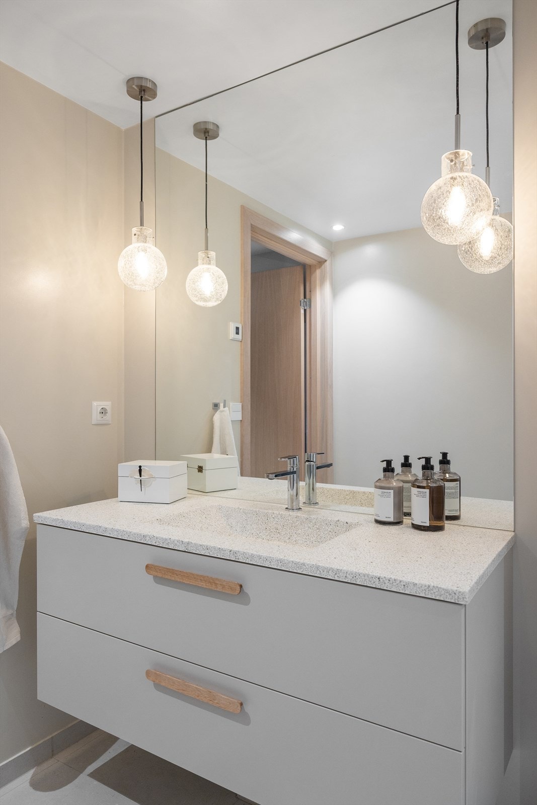 Det er opplegg for vaskemaskin. Lamper fra Hadeland Glassverk. Galleribilde