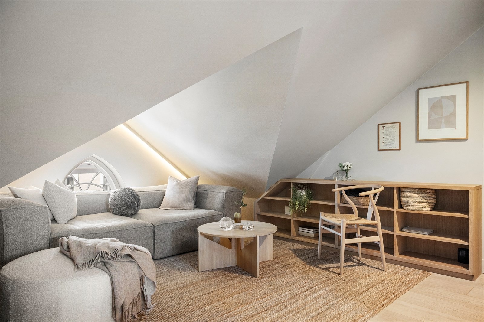 Den åpne planløsningen gir fleksible møbleringsmuligheter, med god plass til både sofagruppe og TV-løsning. Galleribilde