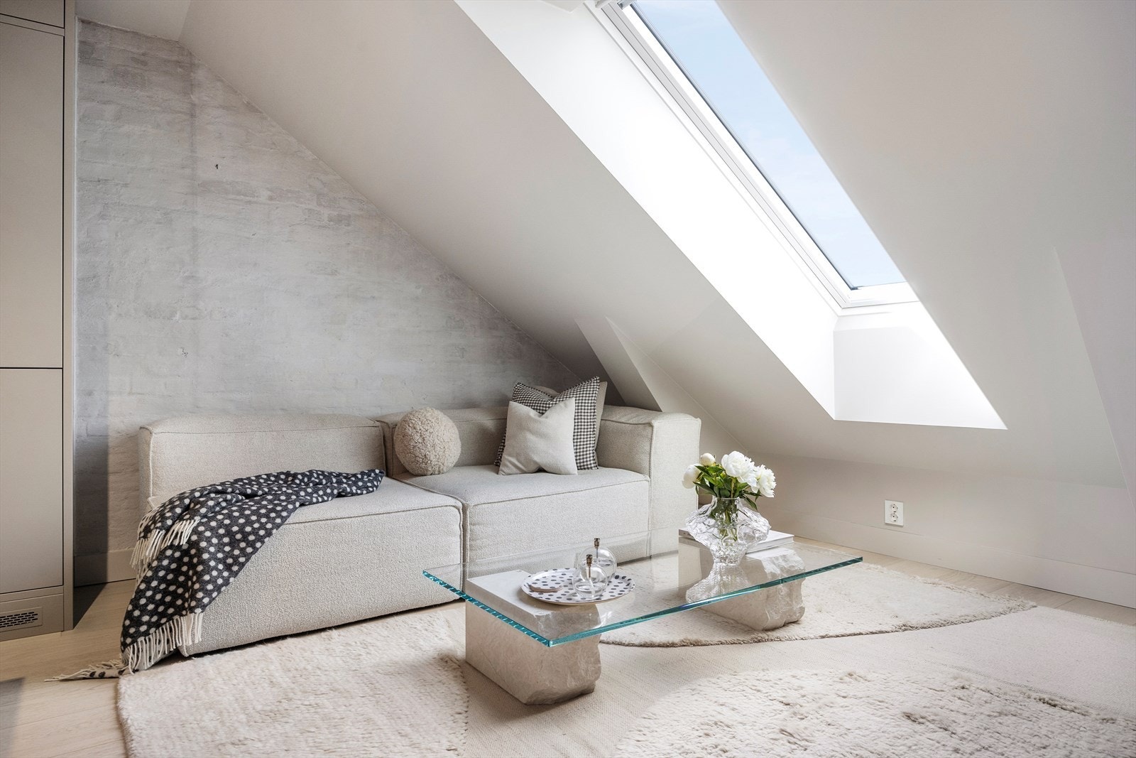 Like ved kjøkkenet har du en møblerbar sone som egner seg godt til både sofa og annet inventar. Galleribilde