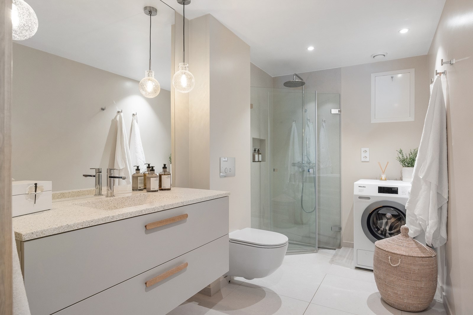 Delikat, flislagt baderom med behagelig gulvvarme og downlights i himlingen. Servantplaten er av knust marmor. Blandebatteri på vask og i dusj, samt trykknapper til toalett - alt fra Tapwell. Galleribilde