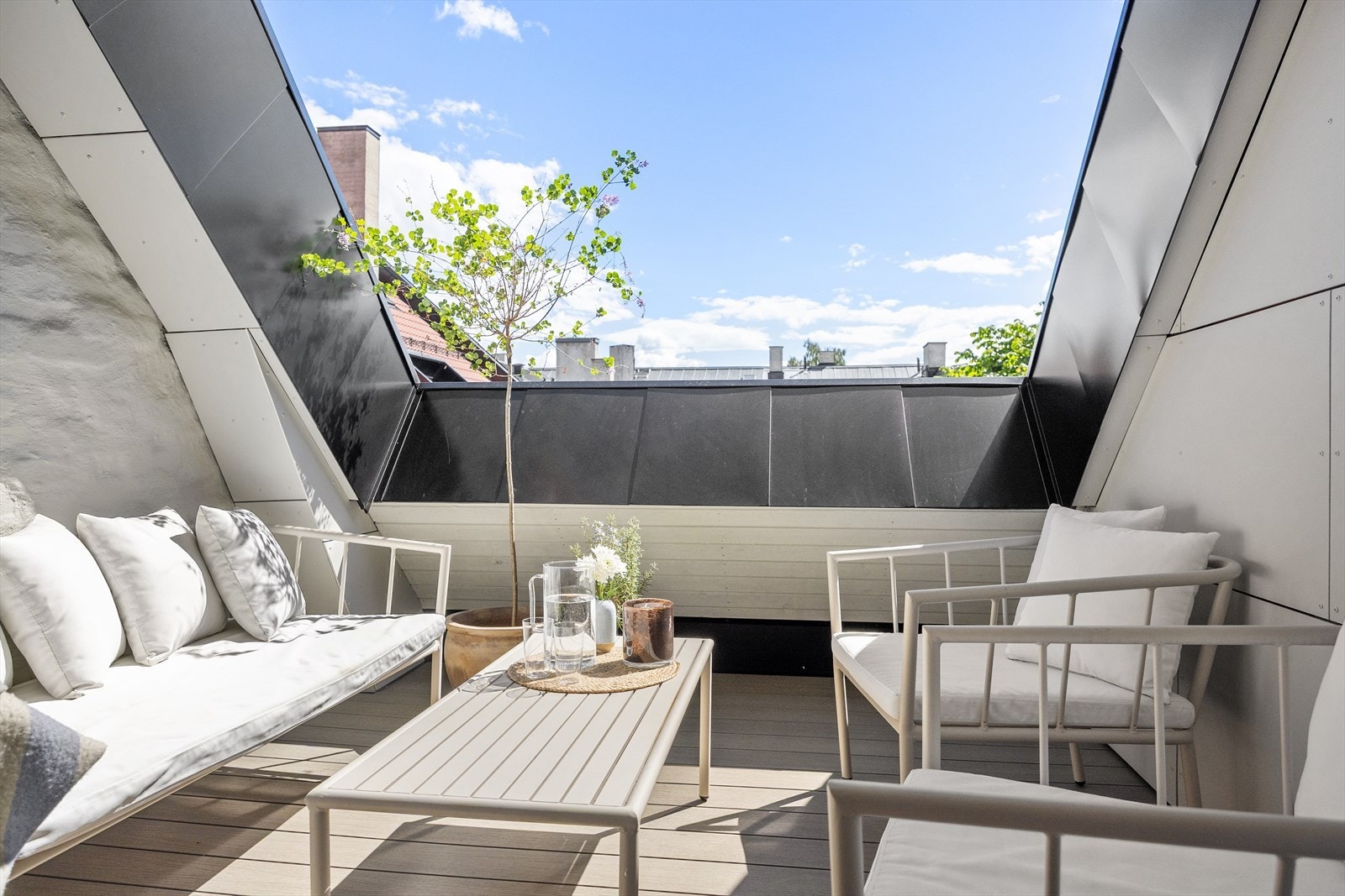 Leiligheten byr på en privat takterrasse på ca. 8 med sol fra morgen til kveld. Galleribilde