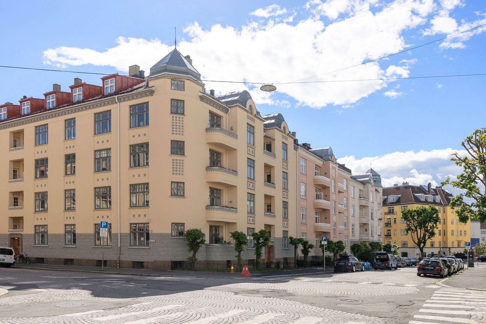 Her vil du bo tilbaketrukket til i et svært etterspurt område, og samtidig ha umiddelbar nærhet til alt av servicetilbud, kollektivtransport og vakre turområder. Galleribilde