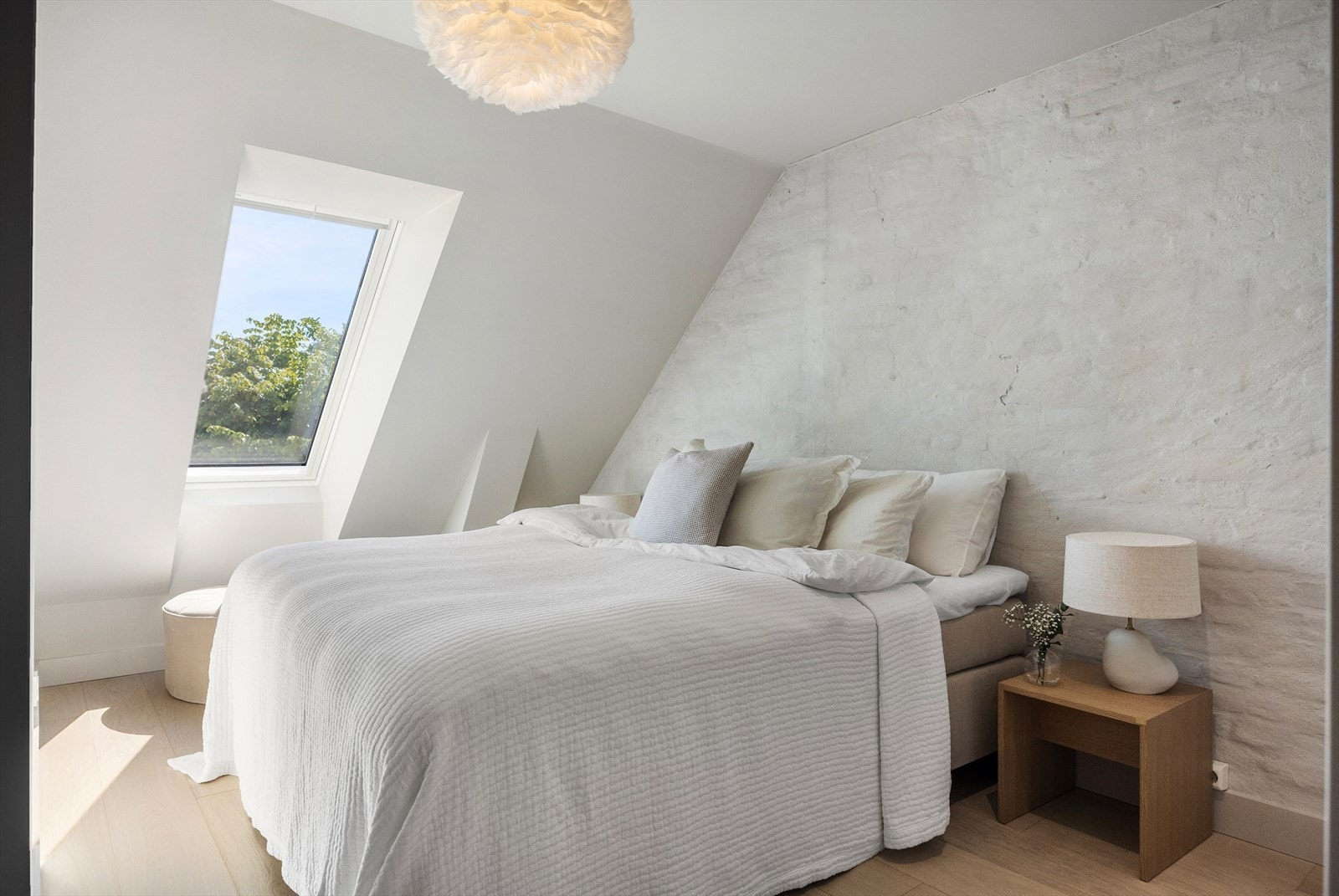 Soverommet er romslig, med plass til dobbeltseng, nattbord og tilhørende møbler. Soverommet vender mot rolig bakgård. Galleribilde