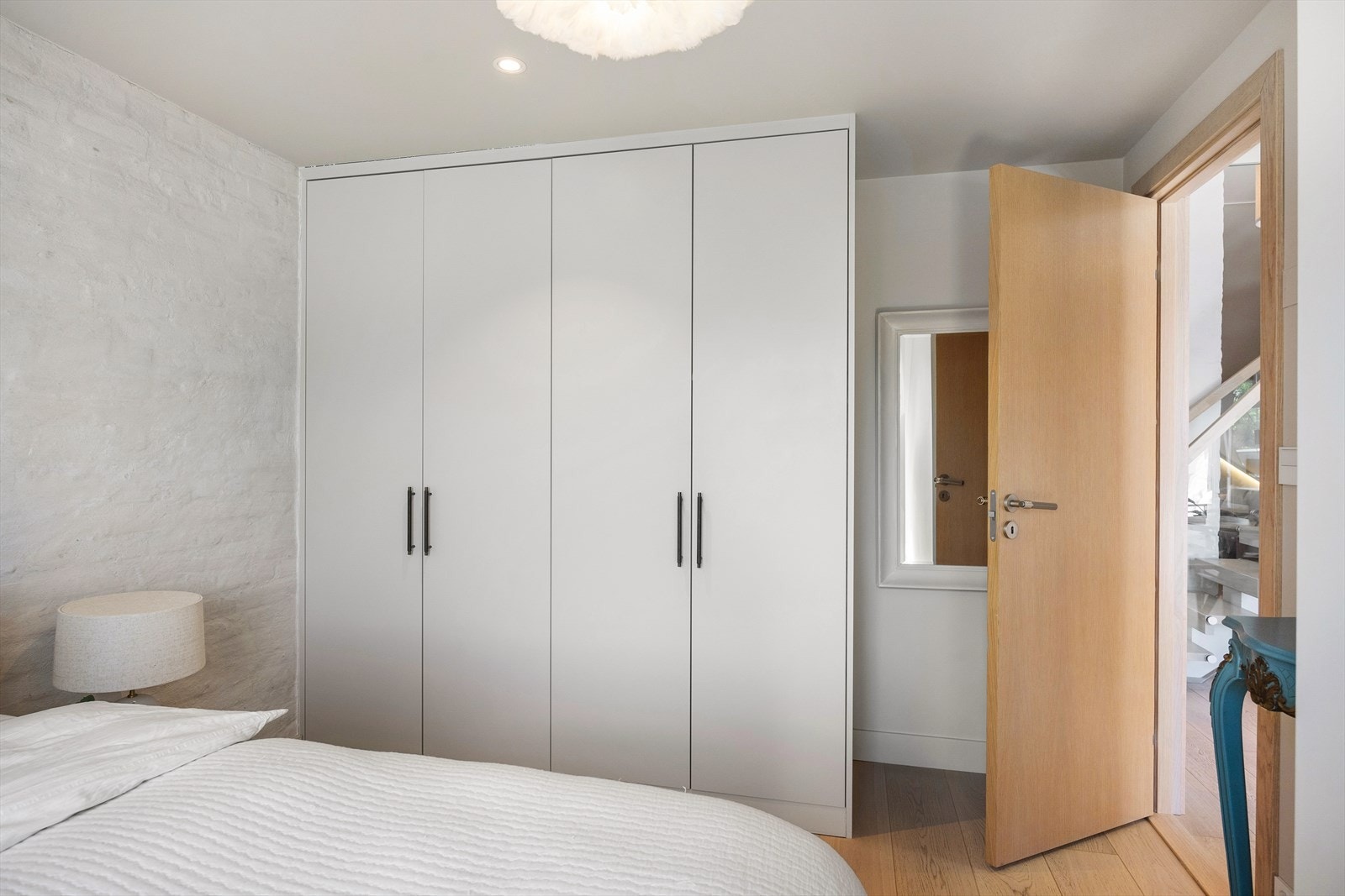 Her har du rikelig oppbevaringsplass, takket være et stort garderobeskap. Galleribilde