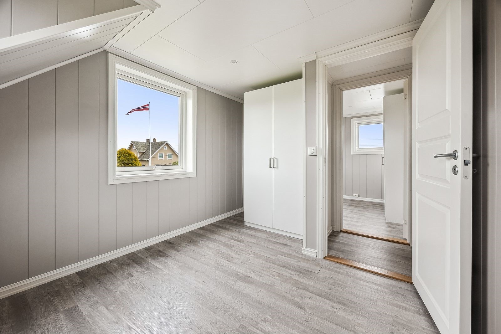 Soverom 1 i 2.etg. , Lyst og fint soverom m/garderobeskap. Galleribilde