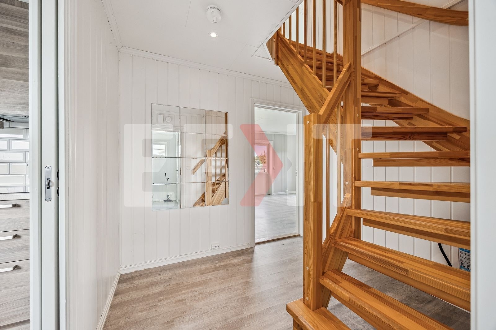 Entre/hall: Trapp opp til 2.etg. Galleribilde