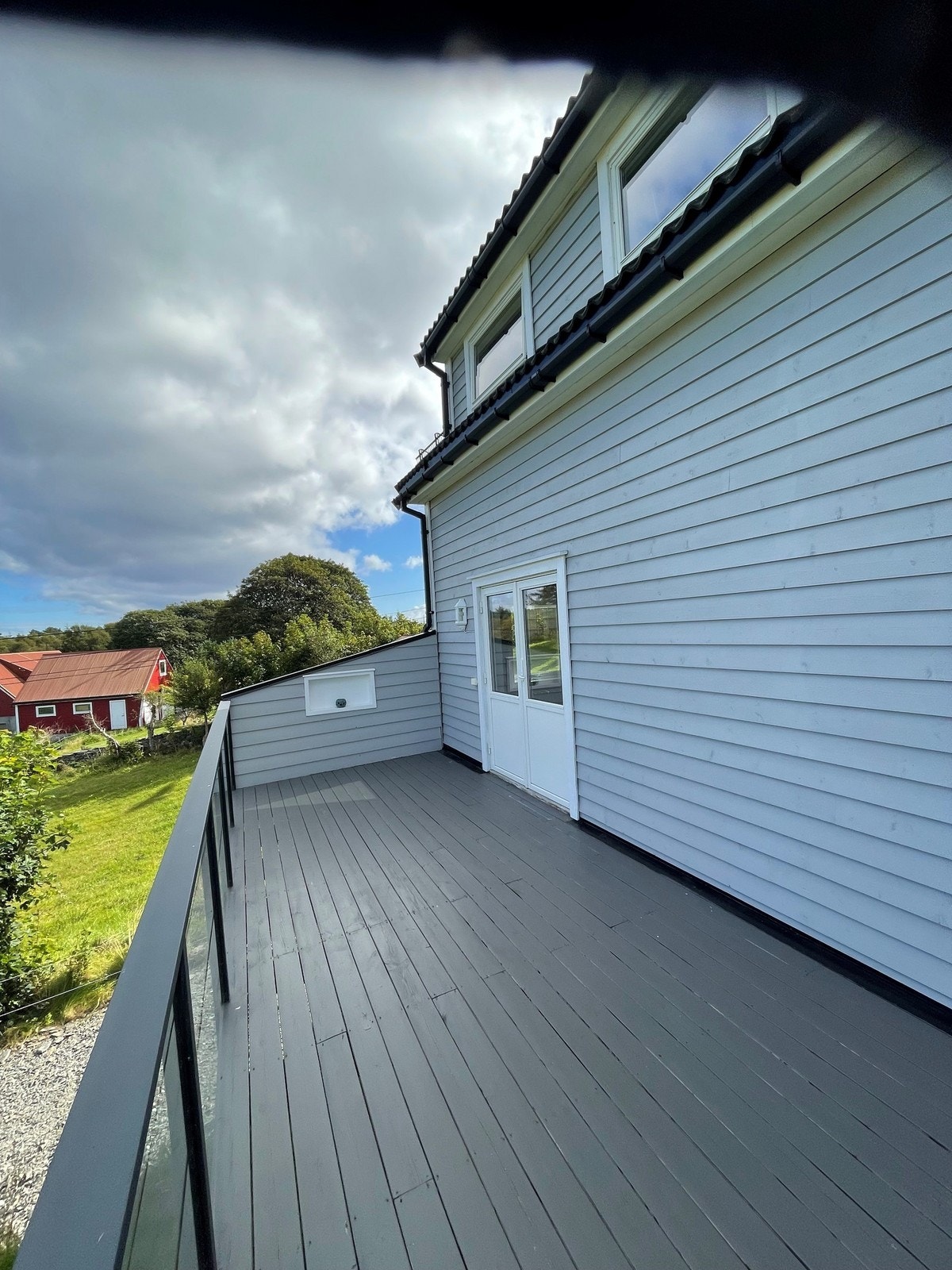 Romslig terrasse med utgang i fra stuen. Galleribilde