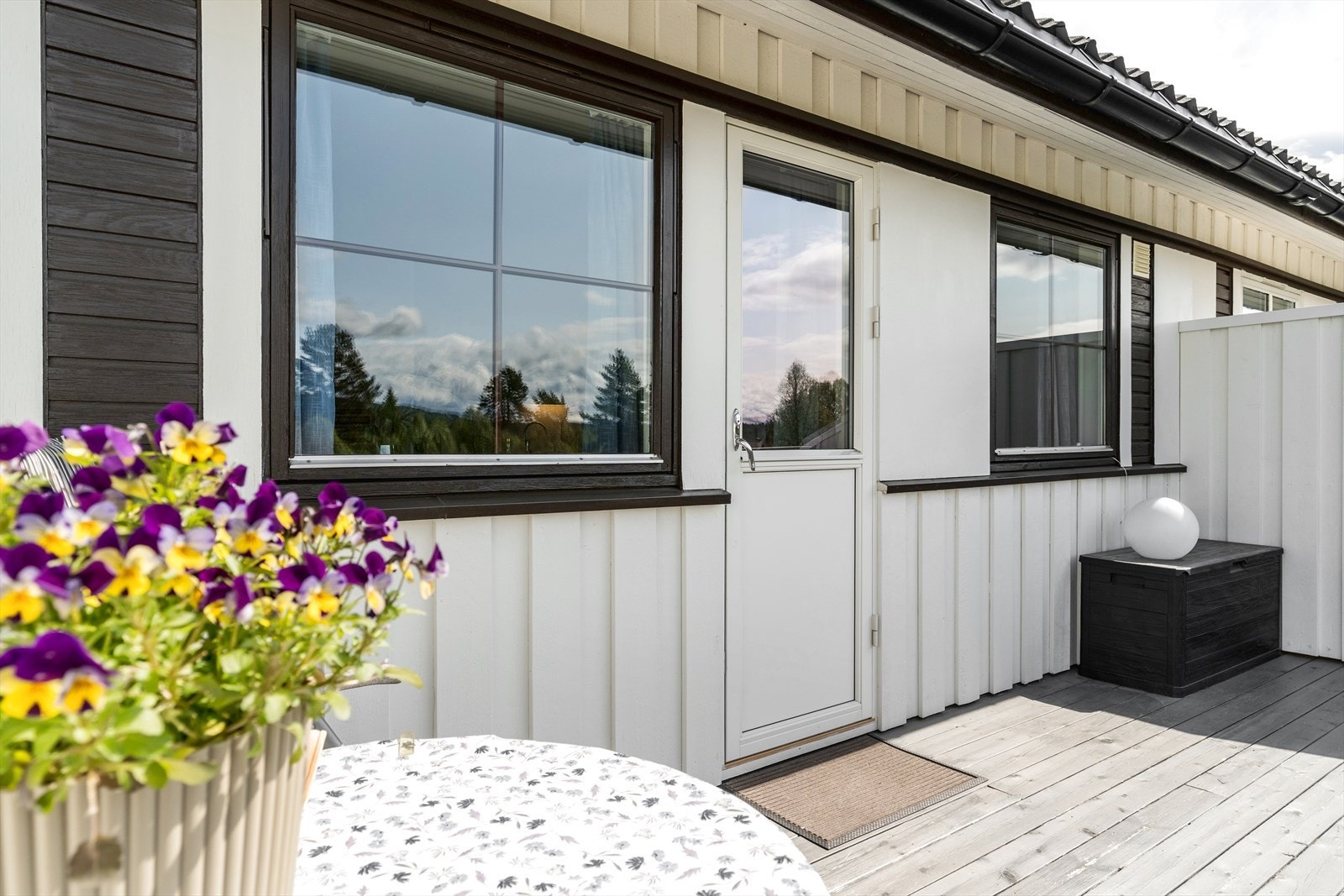 Fra stuen er det utgang til en vestvendt veranda på 14 kvm. Galleribilde